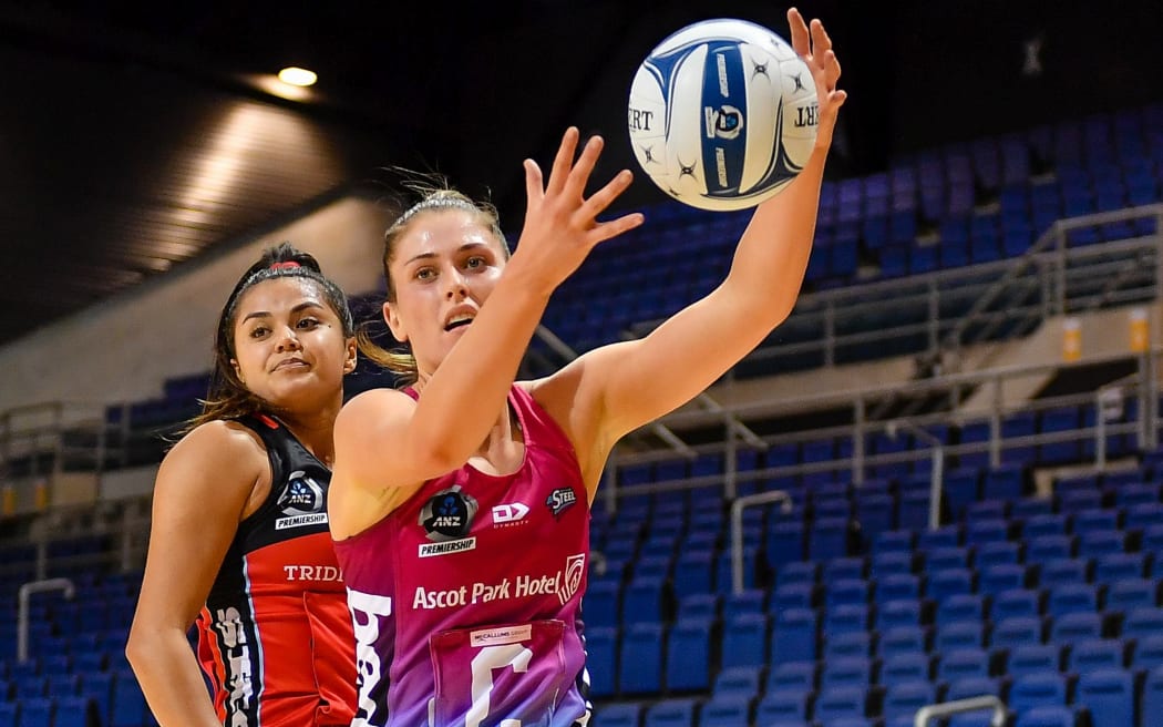 Steel midcourter Kate Heffernan and Kimiora Poi in the ANZ Premiership first round, March 2022