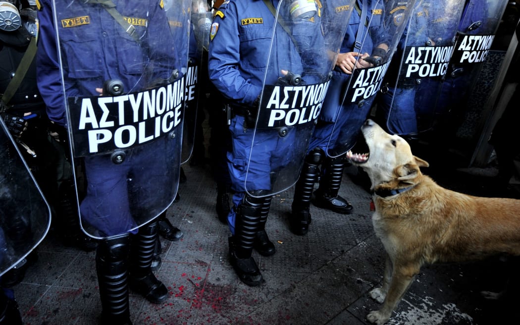 Sausage, the dog famous for appearing at anti-austerity protests at the height of Greece's debt crisis, has died.