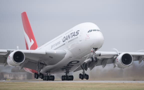 08 November 2021, Saxony, Dresden: A Qantas Airways Airbus A380 takes off from Dresden Airport. The aircraft will make the long-haul flight to Sydney following maintenance work at Elbe Flugzeugwerke (EFW). Photo: Sebastian Kahnert/dpa-Zentralbild/dpa (Photo by Sebastian Kahnert / dpa-Zentralbild / dpa Picture-Alliance via AFP)