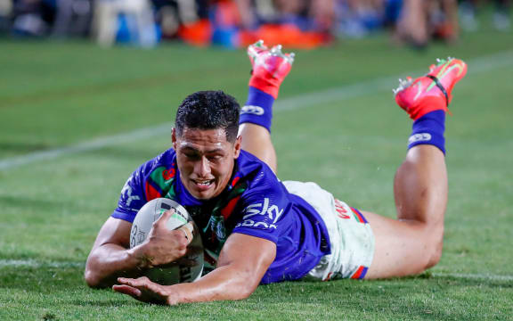 Roger Tuivasa-Sheck scores for the Warriors.