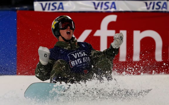 ATLANTA, GEORGIA - DECEMBER 20: Lyon Farrell reacts after crashing in the third and final heat of the Visa Big Air snowboard finals at SunTrust Park on December 20, 2019 in Atlanta, Georgia.   Kevin C. Cox/Getty Images/AFP (Photo by Kevin C. Cox / GETTY IMAGES NORTH AMERICA / Getty Images via AFP)