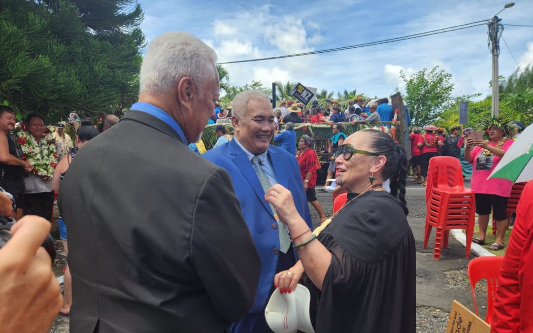 Te Pāti Māori co-leader Debbie Ngarewa-Packer (right) talks with Cook Islands Foreign Minister Tingika Elikana and Sonny Williams assistant Minister of the Prime Minister.