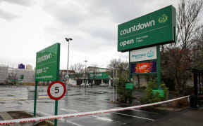 Cordons outside Countdown on Cumberland Street, Dunedin after a stabbing.