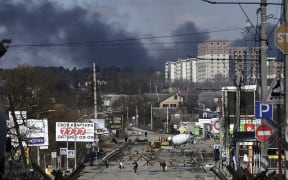 Residents evacuate the city of Irpin, north of Kyiv, on March 10, 2022. - Russian forces on March 10, 2022 rolled their armoured vehicles up to the northeastern edge of Kyiv,