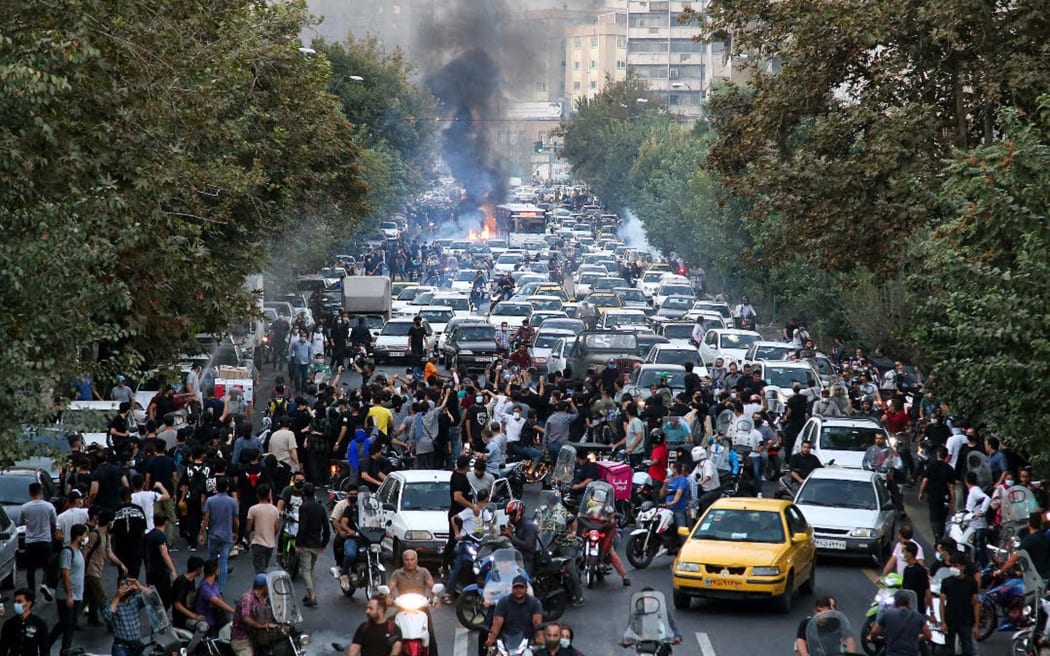 TEHRAN, IRAN - SEPTEMBER 21: Dozens of people stage a demonstration to protest the death of a 22-year-old woman under custody in Tehran Iran on September 21, 2022. Stringer / Anadolu Agency (Photo by STRINGER / ANADOLU AGENCY / Anadolu Agency via AFP)