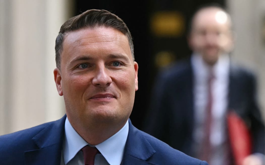 Britain's Health Secretary Wes Streeting leaves 10 Downing Street, in central London, on September 9, 2025, following a meeting of the cabinet. (Photo by JUSTIN TALLIS / AFP)