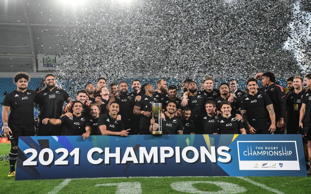 The All Blacks players pose for a team photo after winning the 2021 Rugby Championship. Gold Coast, Australia. Saturday 2 October 2021.