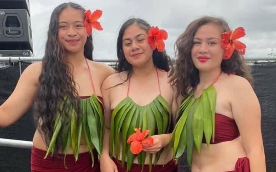 Papatoetoe High School Student’s Perform in the Hawaiian Tahitian Fusion group in 2021.