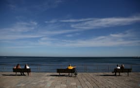 People enjoy the sun at the beach in Cascais, Portugal on May 19, 2021. British vacationers began arriving in large numbers in Portugal on Monday, after governments in the two countries eased their COVID-19 pandemic travel restrictions.