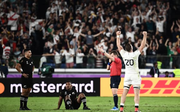England's Mark Wilson reacts to the win, while Richie Mo'unga and Sevu Reece can only look on.