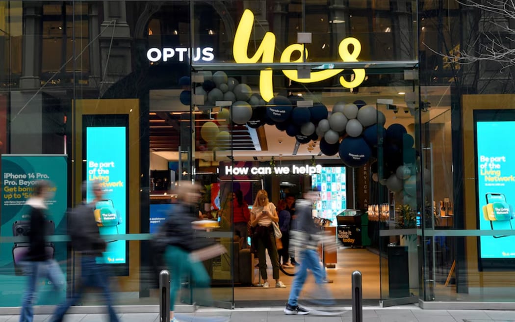 Optus says the review will identify the causes of the outage linked to multiple deaths in Australia.