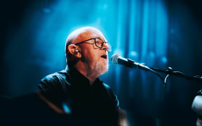 Dave Dobbyn playing live, by Tom Grut