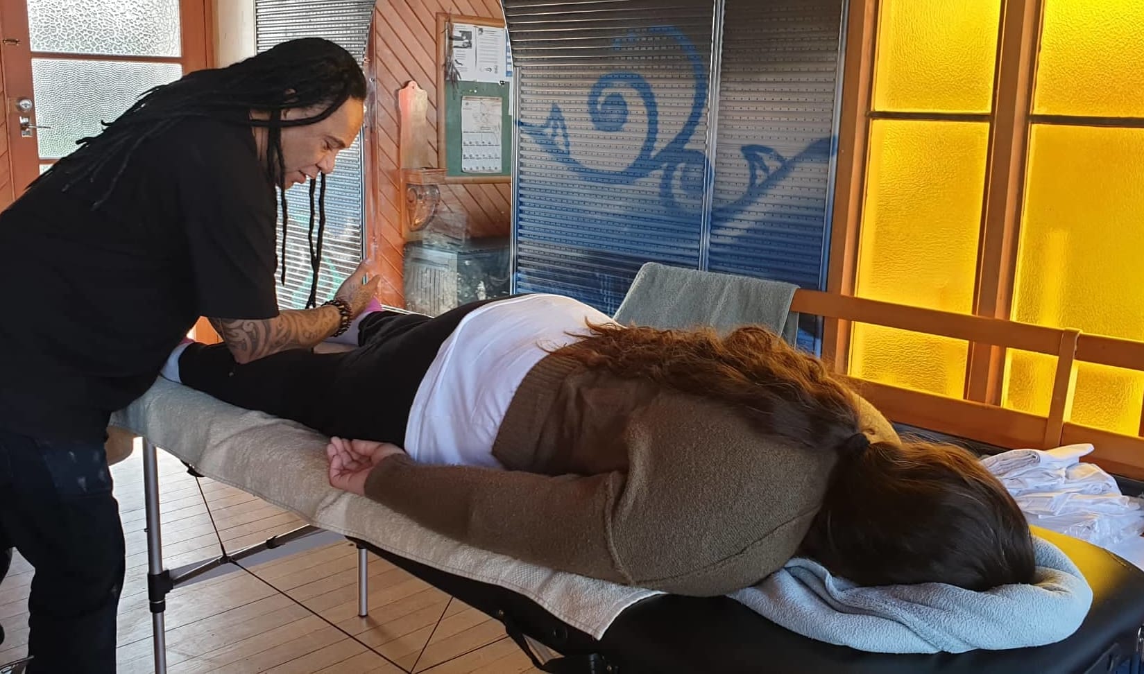 Ruatau Perez heals through traditional Māori massage.