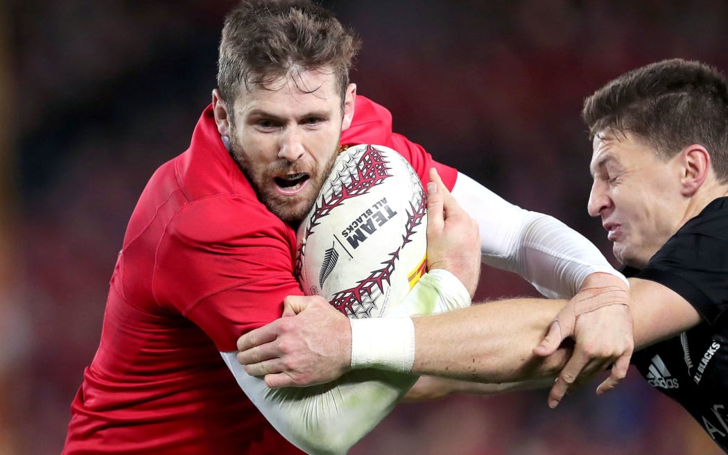 Elliot Daly tries to fend off Beauden Barrett.