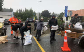 Volunteers from Kai Whakapai arrived at 9am to get free sand bags from Dunmore St car park.