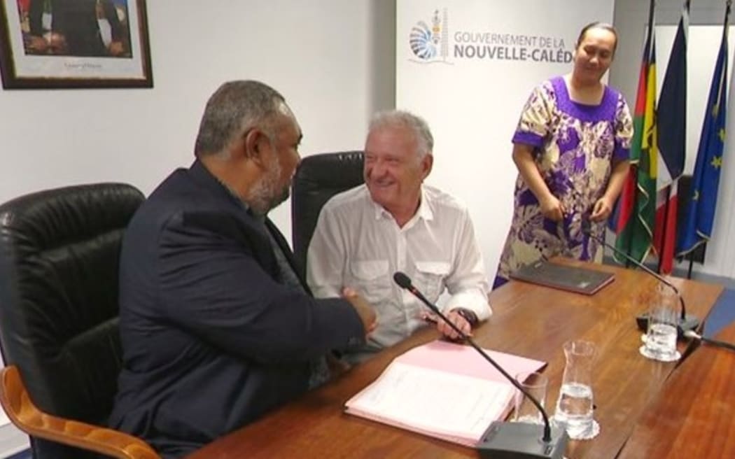 New Caledonia’s sports minister Mickaël Forrest and La section Paloise President Bernard Pontneau, sign a letter of intent on rugby training on 16 January 2024 – PICTURE Government of New Caledonia