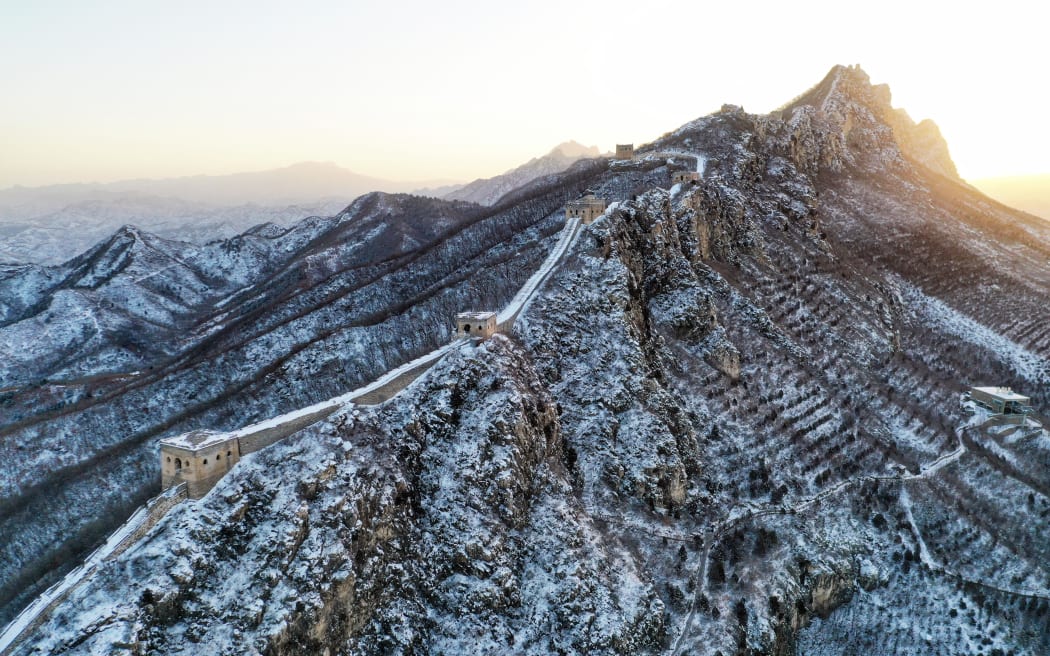 (230219) -- BEIJING, Feb. 19, 2023 (Xinhua) -- This aerial photo taken on Feb. 19, 2023 shows snow scenery of the Simatai section of the Great Wall at sunrise in Beijing, capital of China. (Xinhua/Cai Yang) (Photo by Cai Yang / XINHUA / Xinhua via AFP)