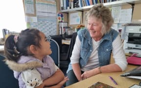 Pirihira-Piper Taikato, 4 with volunteer tutor Clare Holmes. RNZ/Samantha Gee.