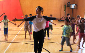 Children discover Chinese dance