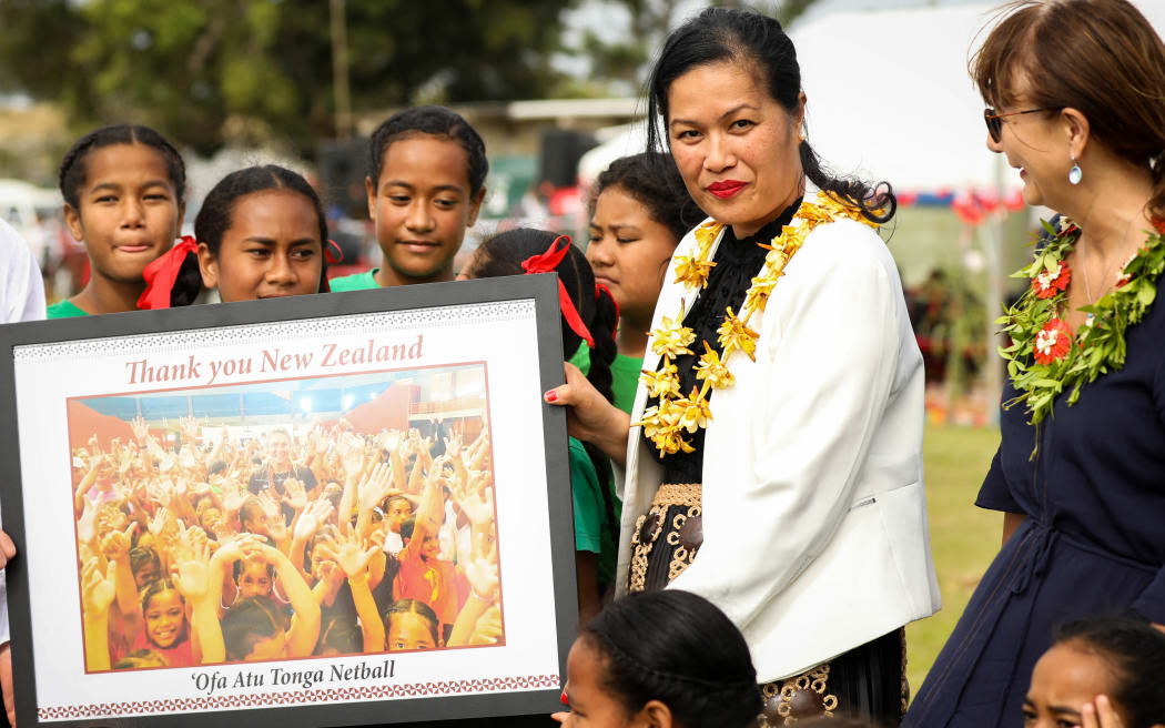 CEO of Tonga Netball Association Salote Sisifa holds a picture of young Tongan netballers with New Zealand netballer Irene van Dyk. The picture is a gift for New Zealand's Speaker Trevor Mallard