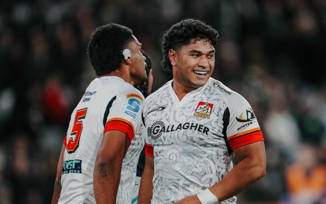 Chiefs Tupou Vaa'i is congratulated by Chiefs Wallace Sititi during the Highlanders v Chiefs, Super Rugby Pacific match, Forsyth Barr Stadium, Dunedin, New Zealand. Friday, 30 May 2025, (Photo by Michael Thomas / action press)