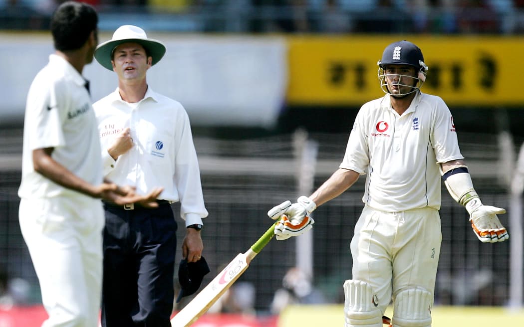 Umpire Simon Taufel (C) mediates during an argument between England cricketer Owais Shah (L) and Indian batsman Munaf Patel (R).