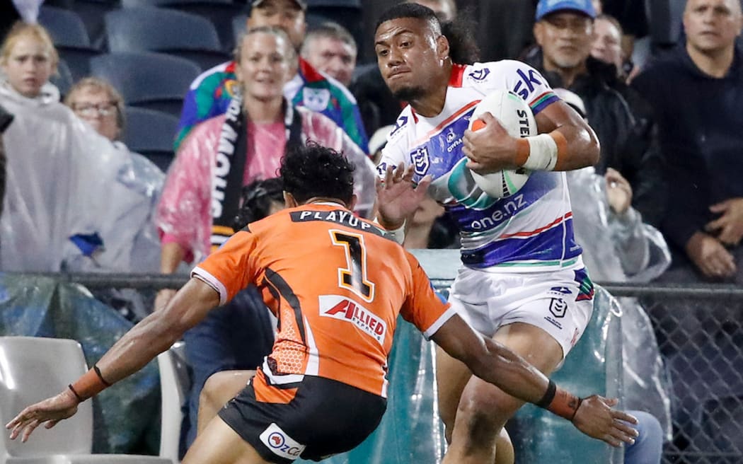Leka Halasima side steps on his way to scoring. Wests Tigers v One NZ Warriors.
