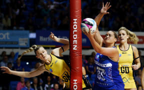 Cathrine Tuivaiti shoots against Pulse defenders 2016.