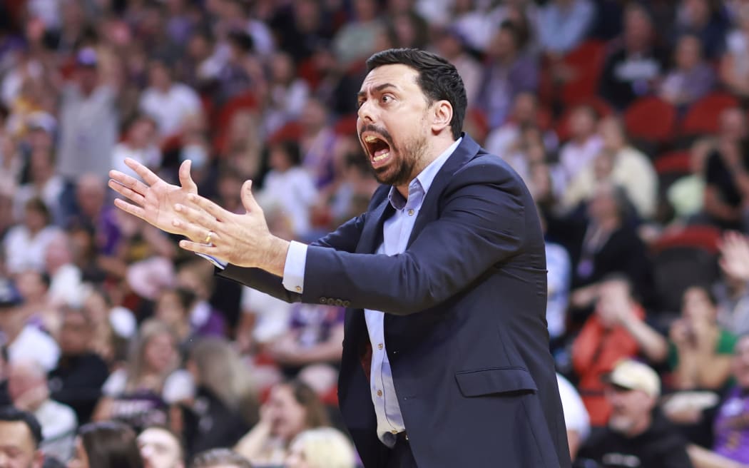 Breakers coach cops fine after being ejected from game | RNZ News