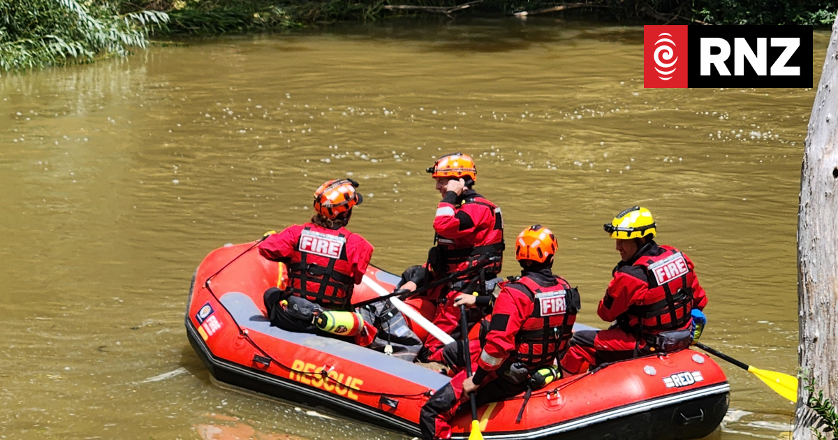 Driver swept away into river north of Auckland still missing