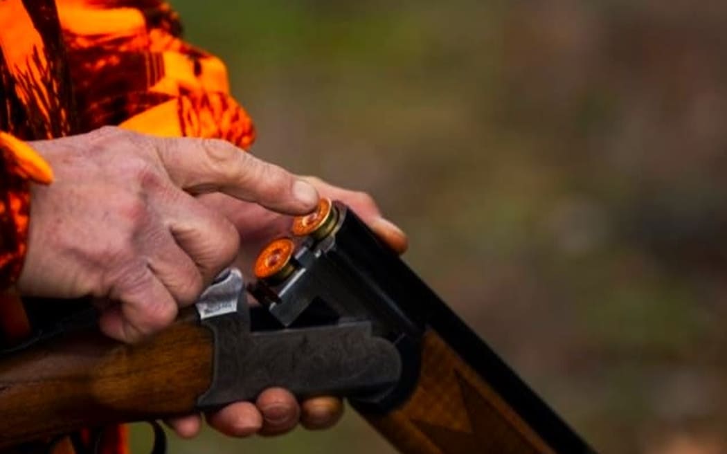 A three-year-old girl has died on Sunday 10 December in New Caledonia’s village of Thio (Western coast of the main island of Grande Terre) as a result of what is described as a hunting accident