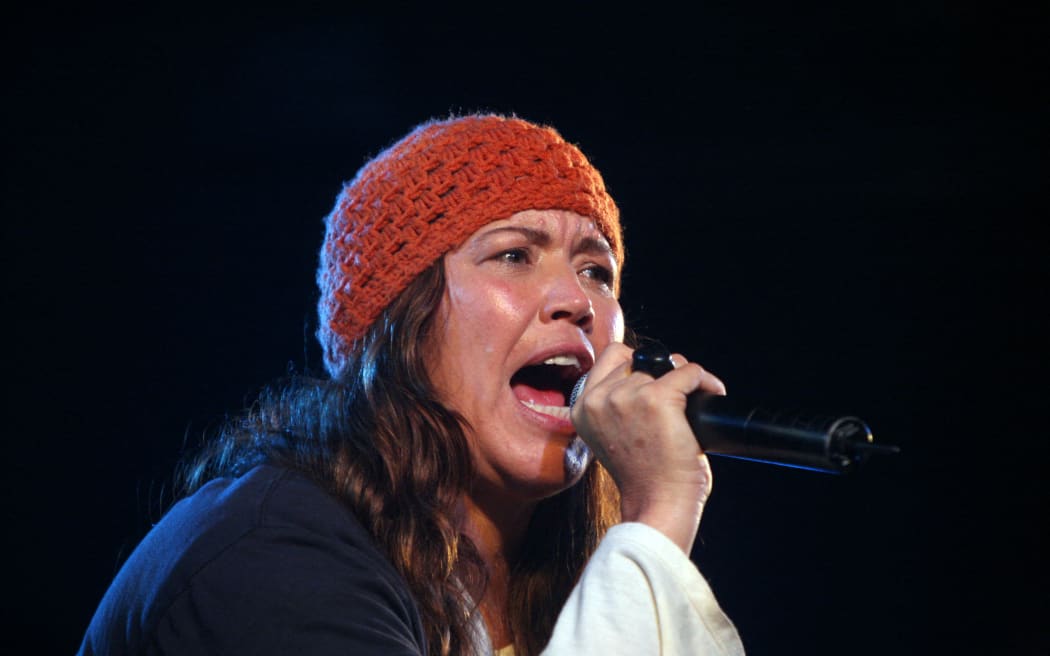 Toni Childs of the US performs during the Bluefest at Byron Bay on April 13, 2009. The five-day event attracted 85,000 fans from 25 countries.  AFP PHOTO/David Hancock      GETTY OUT (Photo by DAVID HANCOCK / AFP)