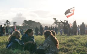 Pania Newton speaks to tamariki at Ihumātao.