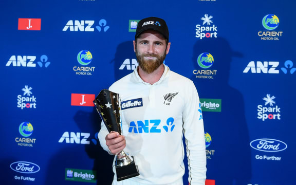 Kane Williamson of the Black Caps receives the man of the series trophy. Pakistan 20-21.