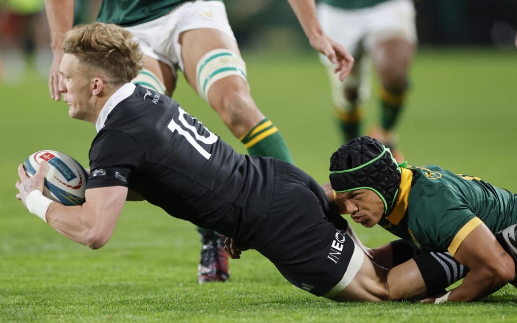 South Africa's wing Kurt-Lee Arendse (R) tackles New Zealand's fly-half Damian McKenzie (L) during the Rugby Championship Test match between South Africa and New Zealand at the Ellis Park Stadium in Johannesburg on August 31, 2024. (Photo by PHILL MAGAKOE / AFP)