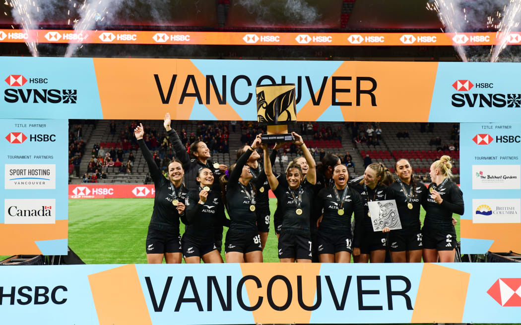 New Zealand's women's team celebrate with the trophy after defeating Australia to win the HSBC SVNS Vancouver rugby sevens tournament at BC Place in Vancouver, Canada, on March 8, 2026. (Photo by Don MacKinnon / AFP)