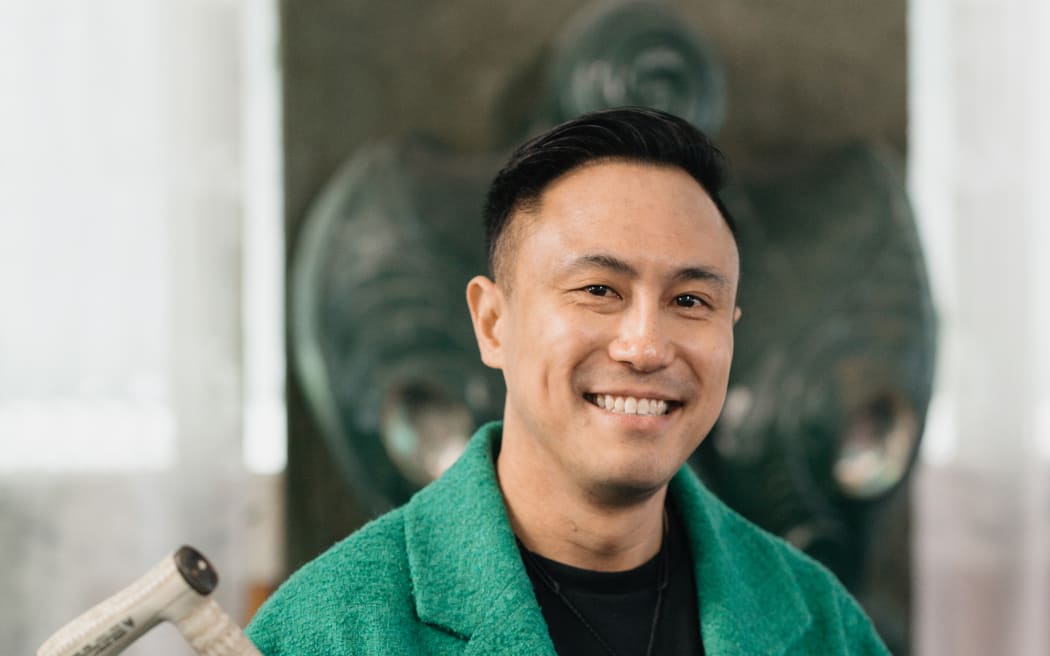 Chris Tse with Tokotoko