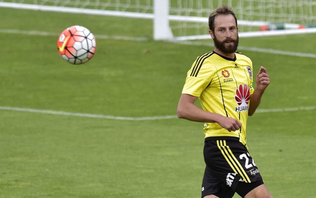 Wellington Phoenix captain Andrew Durante in action against Sydney FC at Westpac Stadium on Sunday the 19th of December 2015. Copyright Photo by Marty Melville / www.Photosport.nz