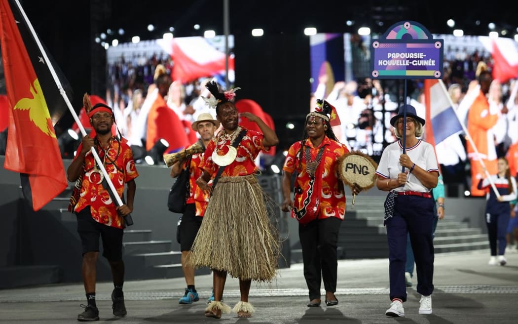 La delegación de Papúa Nueva Guinea desfila en la Plaza de la Concordia durante la ceremonia de apertura de los Juegos Paralímpicos París 2024 el 28 de agosto de 2024 en París. (Foto de Frank FIFE / AFP)