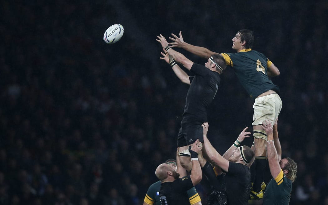 Richie McCaw snatches the lineout ball from South African lock Eben Etzebeth.