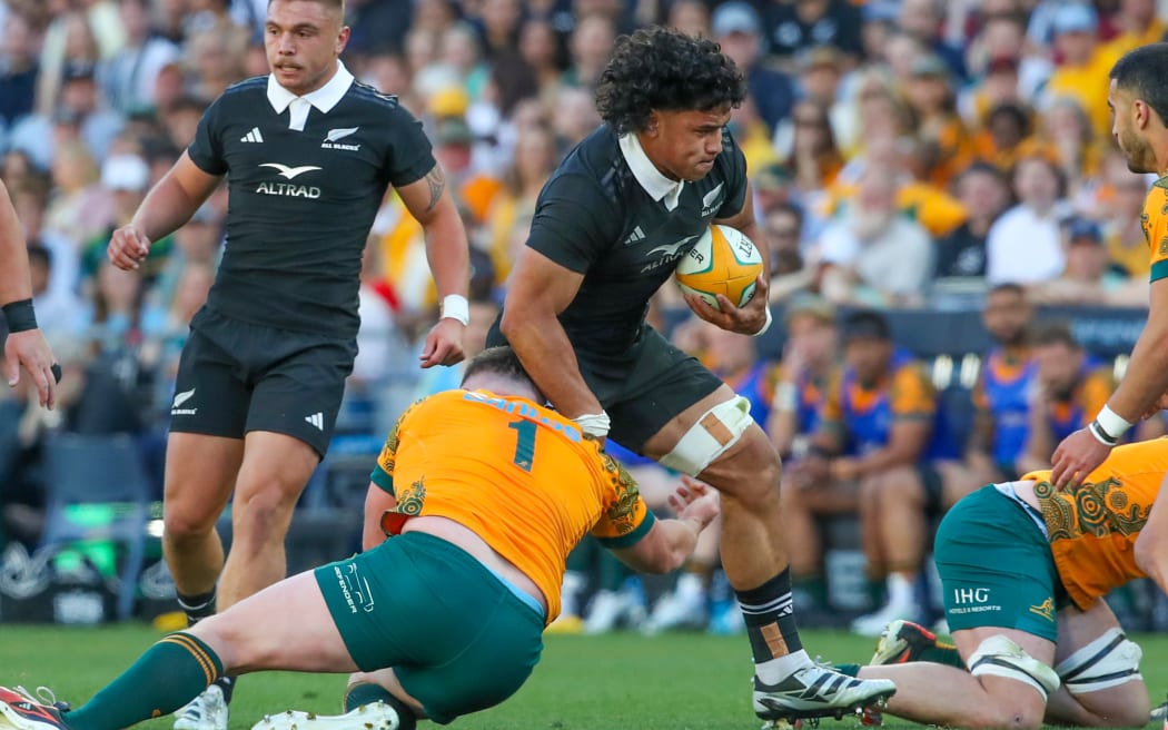 Wallace Sititi  in possession.