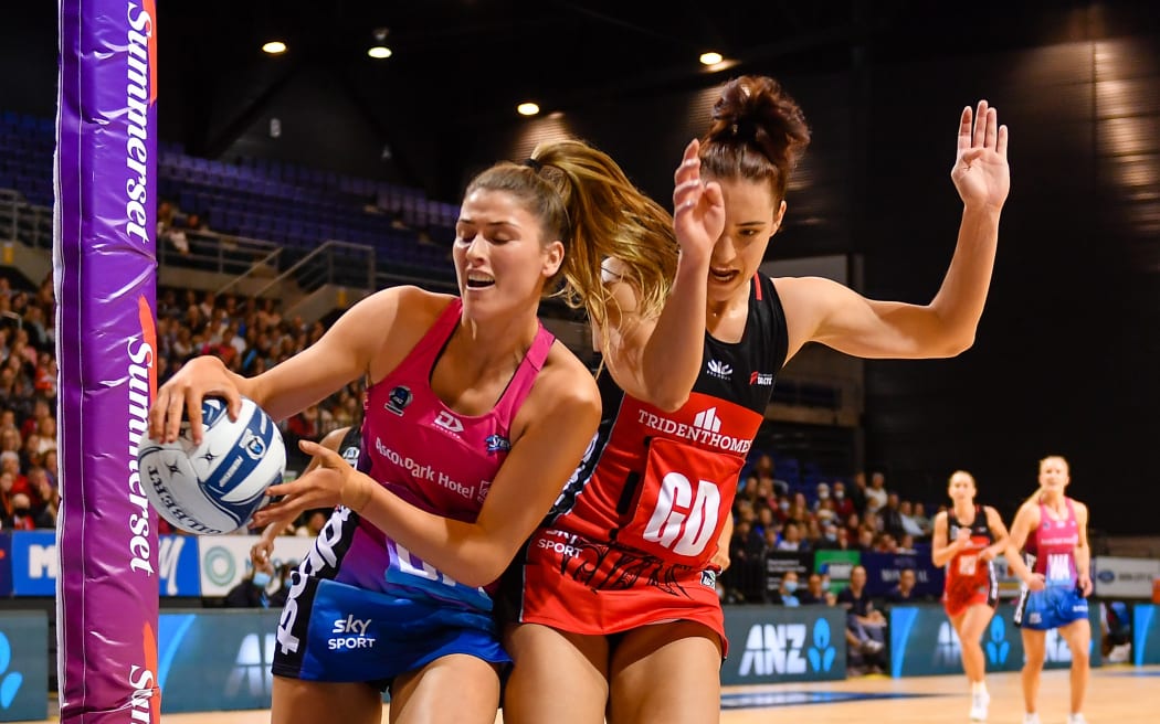 Georgia Heffernan of the Steel and Karin Burger of the Tactix battle for the ball