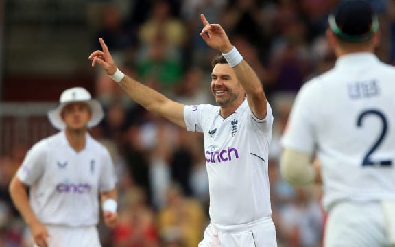 England's James Anderson (C) celebrates taking the wicket of South Africa's Simon Harmer on day 3 of the second Test match between England and South Africa at the Old Trafford cricket ground in Manchester, north-west England on August 27, 2022. (Photo by Lindsey Parnaby / AFP) / RESTRICTED TO EDITORIAL USE. NO ASSOCIATION WITH DIRECT COMPETITOR OF SPONSOR, PARTNER, OR SUPPLIER OF THE ECB