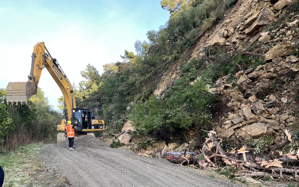 Rocks block Northbank Rd in Marlborough