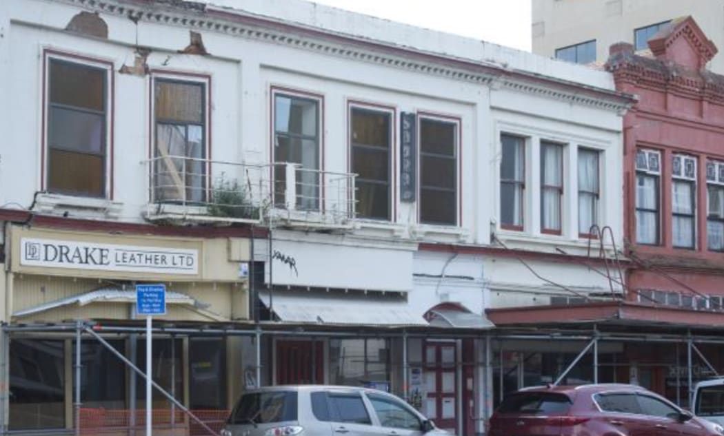 Cracked building at 170 Rattray St in Dunedin