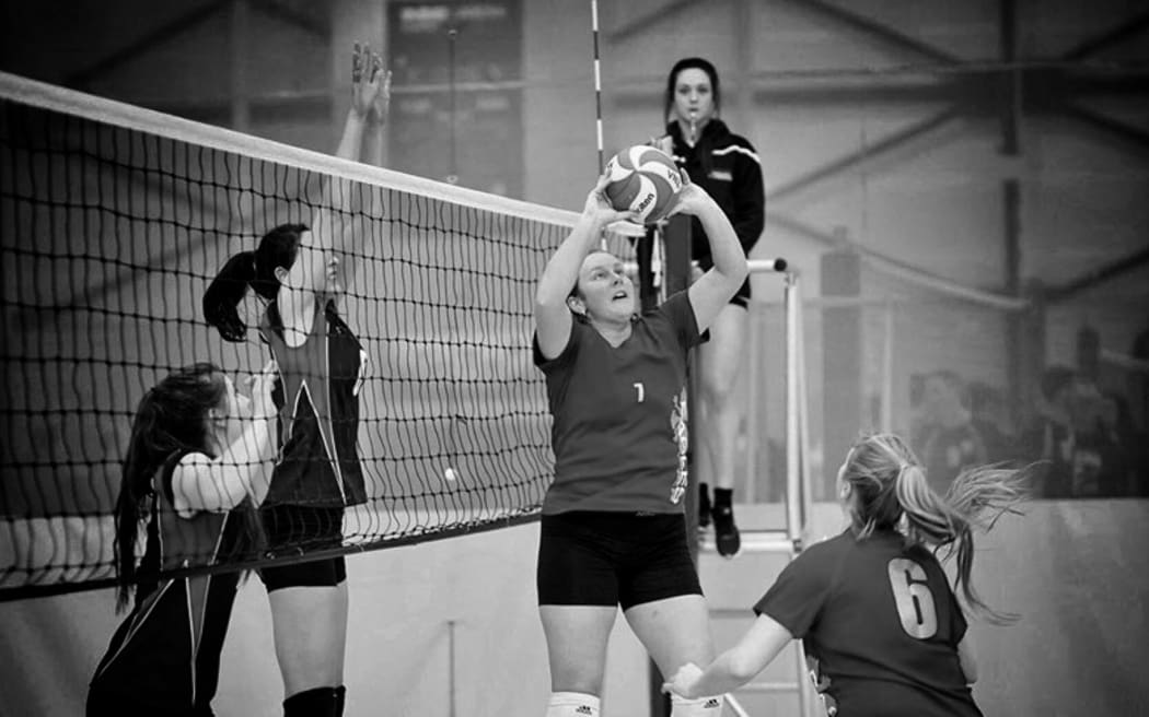 NZ volleyballer Lauren Fleury setting the ball.