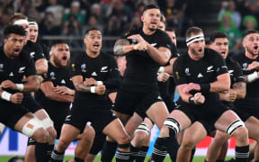 New Zealand's players perform the haka before the Japan 2019 Rugby World Cup quarter-final match between New Zealand and Ireland at the Tokyo Stadium in Tokyo on October 19, 2019. (Photo by Kazuhiro NOGI / AFP)