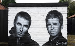 A photograph taken on September 2, 2024 shows a mural created by artist Scott Wilcock aka Snow Graffiti, depicting Liam Gallagher (L) and Noel Gallagher (R) members of the British rock band Oasis, and painted outside the pub Whitefield, near Heaton Park, in Manchester, northern England. - Oasis, which was integral to the 1990s Britpop scene but split in 2009, announced on August 27, 2024 it will reunite next year for a worldwide tour, starting with 17 concerts in the UK and Ireland. The band are set to play five of their concerts at Manchester's Heaton Park - one of Europe’s largest urban open spaces. (Photo by Paul ELLIS / AFP) / RESTRICTED TO EDITORIAL USE - MANDATORY MENTION OF THE ARTIST UPON PUBLICATION - TO ILLUSTRATE THE EVENT AS SPECIFIED IN THE CAPTION