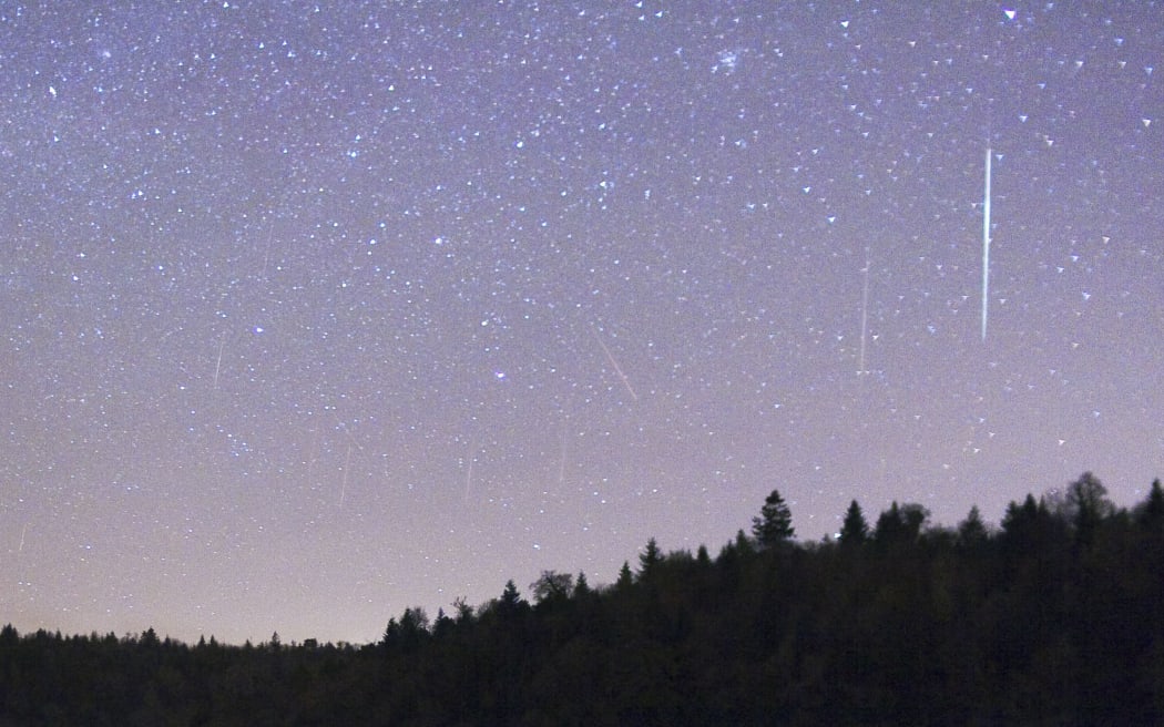 An illustration image showing the Geminid meteor shower in December 2009.