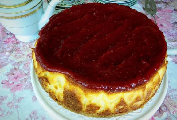 Autumn cheesecake with tamarillo and quince